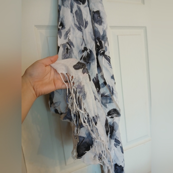 🤯2/$15 White and Grey Blue Floral Scarf - Picture 10 of 12